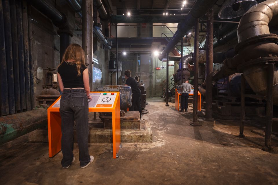 Salle des pompes Boréalis avec enfants