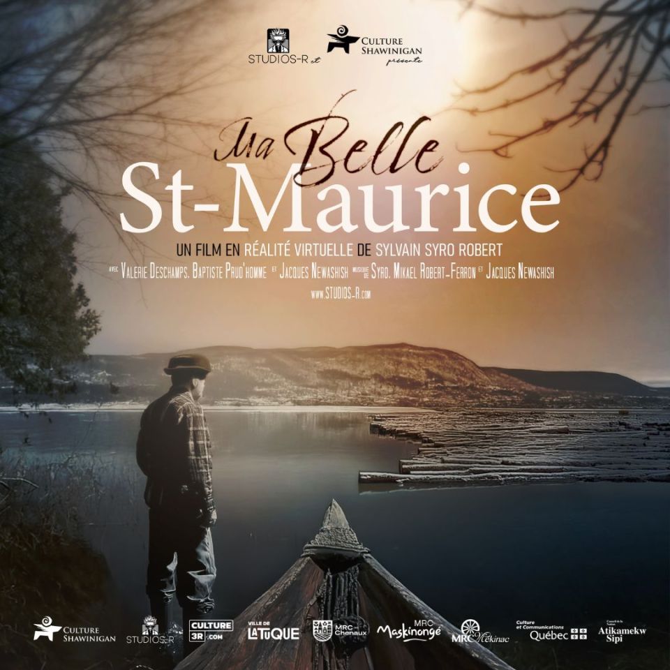 Affiche du film en réalité virtuelle Ma Belle St-Maurice, montrant un homme en chemise à carreaux observant une rivière bordée de forêts, avec des billots flottants à la surface. Le visuel présente la mémoire et les paysages de la Mauricie.
